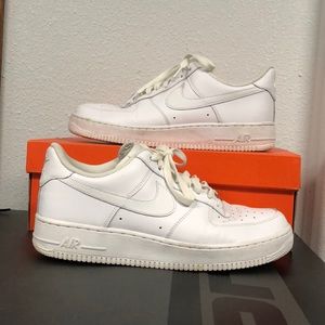I am selling White Nike Air Force 1’s.